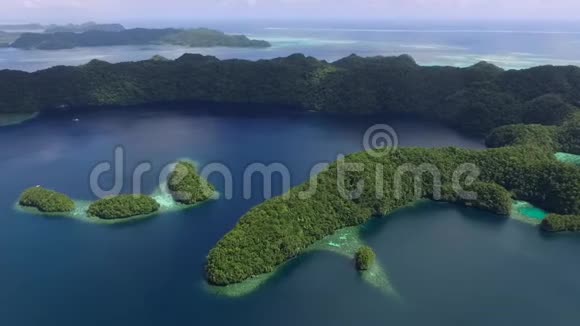 科罗岛的鸟瞰图许多绿色小岛帕劳海相带五颜六色的珊瑚礁和热带泻湖V视频的预览图