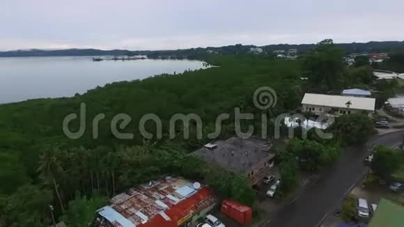 帕劳科罗岛的城市景观地方建筑和建筑物丛林和海洋视频的预览图