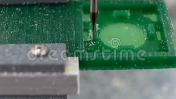 现代珠宝技术数控机床切割出绿色蜡环生产戒指手工珠宝制作视频的预览图