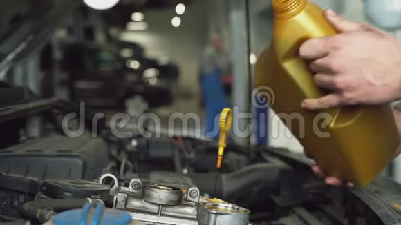 汽车修理工把油倒进发动机视频的预览图