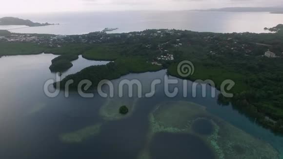科罗岛许多绿色小岛帕劳海相带有着五颜六色的珊瑚礁热带泻湖背景城市景观视频的预览图