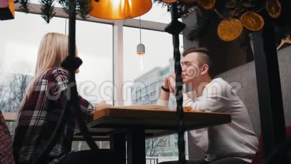 一对夫妇坐在咖啡馆里等待他们的点菜视频的预览图