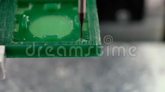 现代珠宝技术数控机床切割出绿色蜡环生产戒指手工珠宝制作视频的预览图