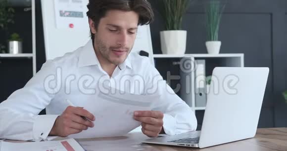 商务人员在笔记本电脑上做视频会议时阅读文档视频的预览图