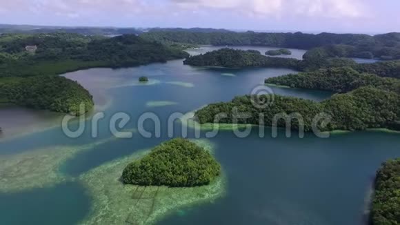 科罗岛的鸟瞰图许多绿色小岛带有五颜六色珊瑚礁和热带泻湖的海景帕劳XX视频的预览图