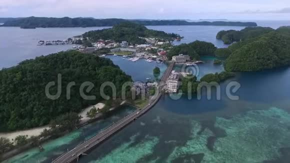 帕劳科罗岛的海景长岛公园私人海滩区和酒店视频的预览图