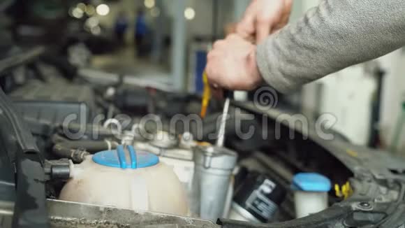 汽车机械师拧开机油填料的盖子视频的预览图