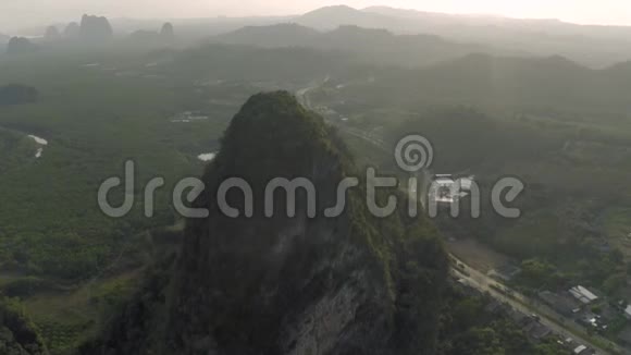 泰国亚洲山脉与热带森林之间的高速公路视频的预览图
