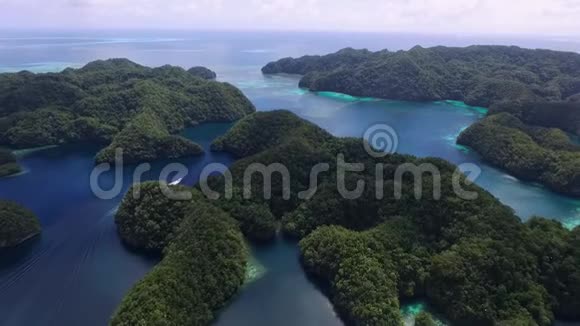 鸟瞰科罗岛和船许多绿色小岛帕劳海相带着五颜六色的珊瑚礁和热带泻湖视频的预览图