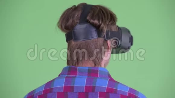 使用虚拟现实耳机近距离观看年轻的臀部男子视频的预览图