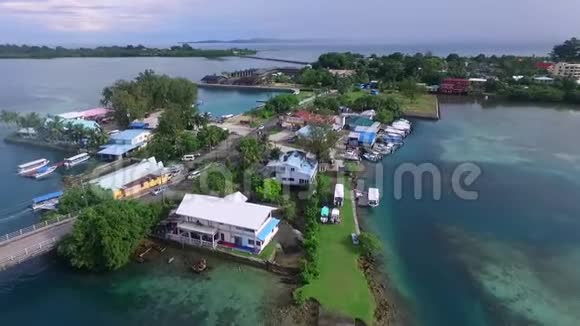 帕劳科罗岛的海景清澈的水和城市景观与街道和交通背景视频的预览图