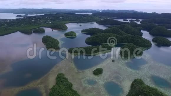 帕劳和科罗岛地区背景是许多小岛珊瑚礁和泻湖六视频的预览图