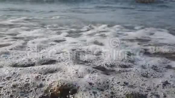 泡沫海波溅在热带海滩沙滩上的超级慢动作视频的预览图