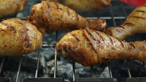 烧烤炉上烤鸡腿烹饪过程近点视频的预览图