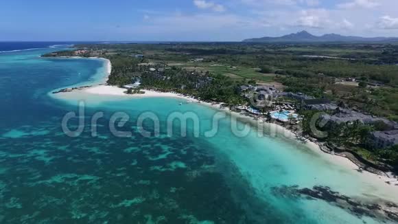 毛里求斯的贝尔马雷豪华海滩背景中的景观和印度洋美化泳滩及清水视频的预览图