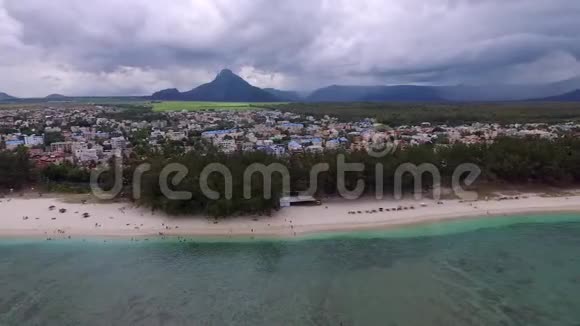 在毛里求斯岛的Flac海滩印度洋海岸线背景一的云天和山视频的预览图