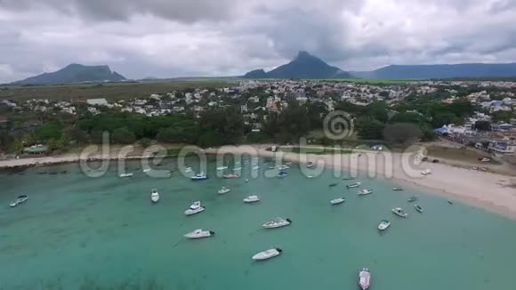 毛里求斯岛和FlicenFlac海滩印度洋海岸线沙滩和游艇船的背景视频的预览图