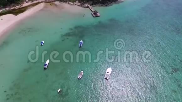 毛里求斯岛和阿尔比昂海滩海岸线在背景和人们正在玩印度洋从上面看视频的预览图