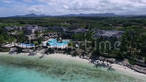 毛里求斯的贝尔马雷豪华海滩和酒店背景中的景观和印度洋美化泳滩及清水III视频的预览图