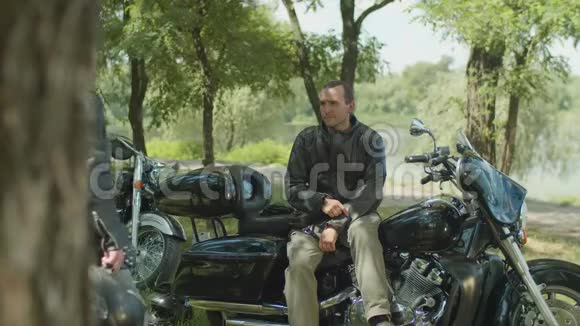 两个人骑摩托车后休息视频的预览图