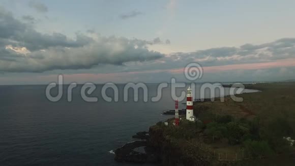 毛里求斯岛和岩石海岸线的背景灯塔AlbionIII博士视频的预览图