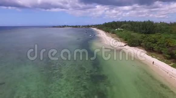 毛里求斯岛和阿尔比昂海滩游艇和背景中的人沙滩及清水视频的预览图