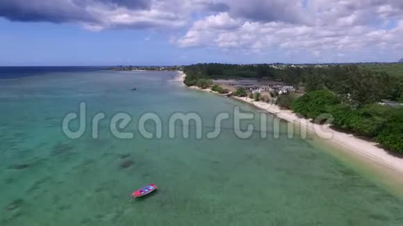 毛里求斯岛和阿尔比昂海滩岛在印度洋背景和人们在玩的海岸线视频的预览图