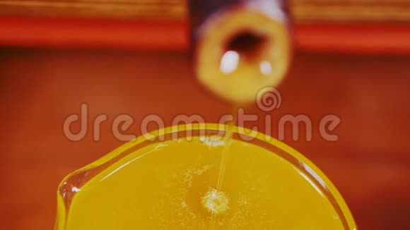 松子油从抽提器龙头中流入玻璃烧杯视频的预览图
