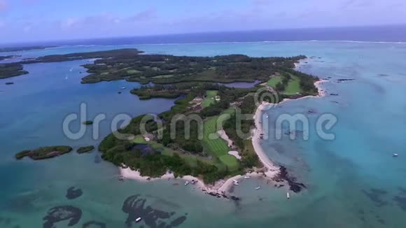 毛里求斯私人拥有岛屿海滩高尔夫球场和海岸线背景视频的预览图