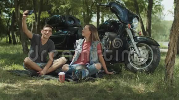 情侣骑摩托车在电话里自拍视频的预览图