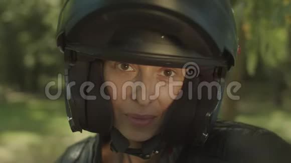 戴摩托车头盔的漂亮女人的肖像视频的预览图