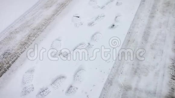 雪地上的脚步声向前视频的预览图