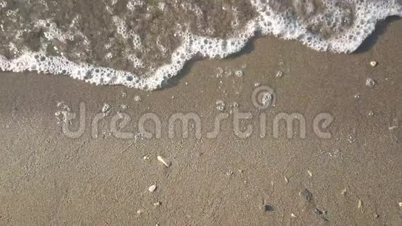 超级慢动作海浪在美丽的沙滩顶部观看特写视频的预览图