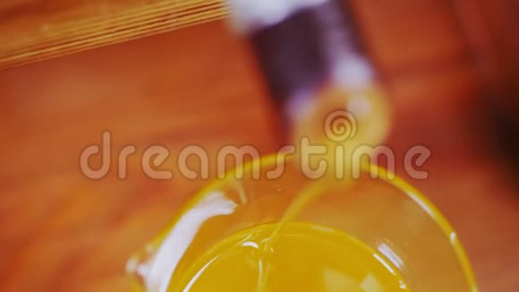 将松子油倒入桌上的烧杯中视频的预览图