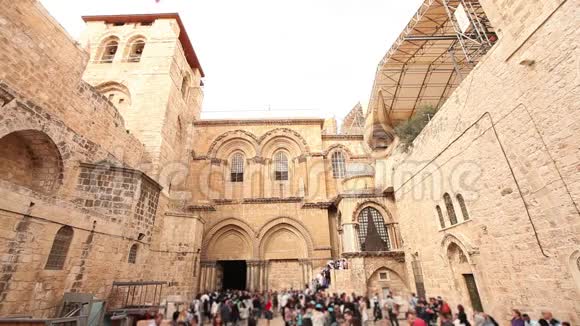 耶路撒冷复活寺圣克图姆塞普尔姆圣墓教堂附近的人视频的预览图