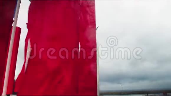 红旗在灰色的天空中迎风飘扬视频的预览图