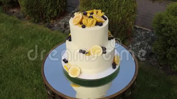 大块柠檬婚礼蛋糕旋转视频的预览图