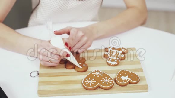 已婚女士有红色美甲绘有釉的饼干视频的预览图