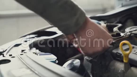 汽车机械师关闭油填料盖视频的预览图