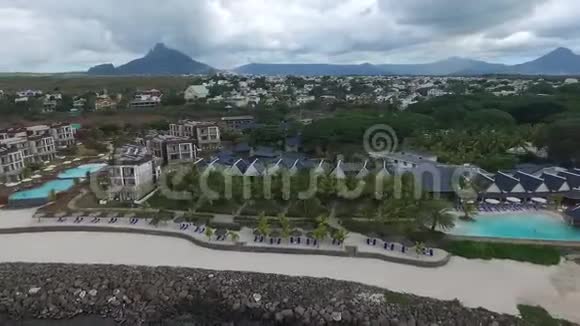 毛里求斯岛和私人海滩印度洋海岸线沙滩及酒店背景区视频的预览图