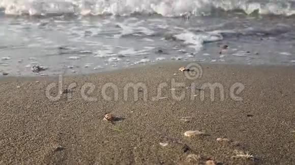 海水海浪冲击美妙的沙滩特写在超级缓慢的运动视频的预览图