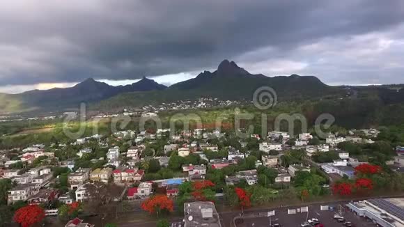 毛里求斯的城市景观背景是山脉和云天视频的预览图