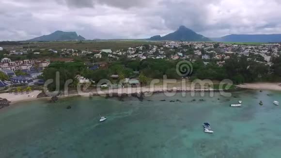 毛里求斯岛和FlicenFlac海滩印度洋海岸线沙滩和游艇船的背景视频的预览图