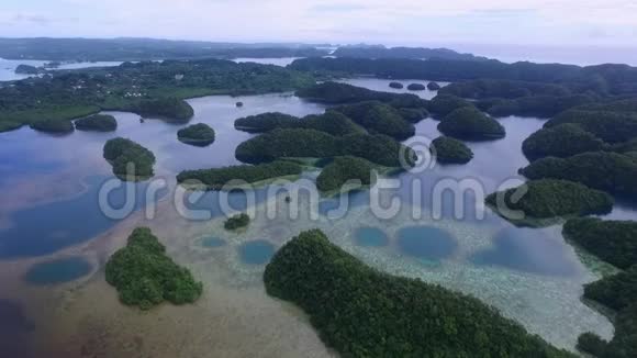 帕劳和科罗岛地区背景是许多小岛背景三珊瑚礁湖视频的预览图