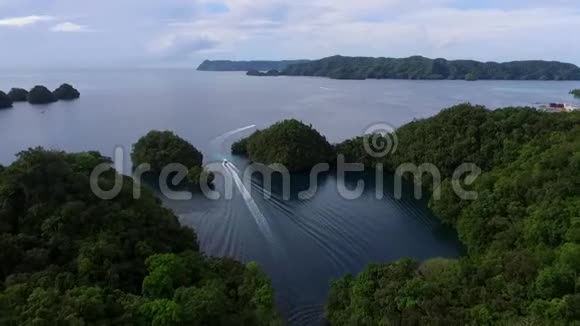 帕劳科罗岛的潜水艇海景背景二中的清水视频的预览图