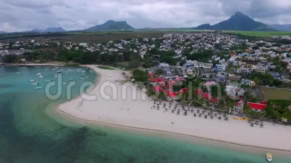 毛里求斯岛和FlicenFlac海滩印度洋海岸线沙滩和游艇船和背景人物视频的预览图