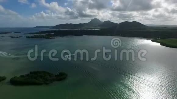 毛里求斯的塞尔夫岛背景下的景观与印度洋视频的预览图