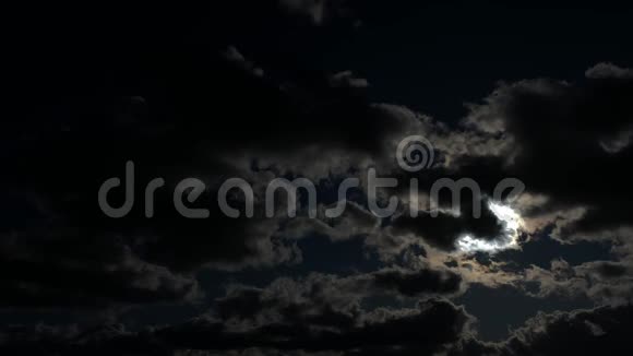 神秘的夜晚满月与云视频的预览图