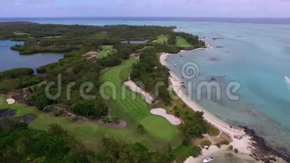 毛里求斯私人拥有岛屿海滩高尔夫球场和海岸线背景视频的预览图