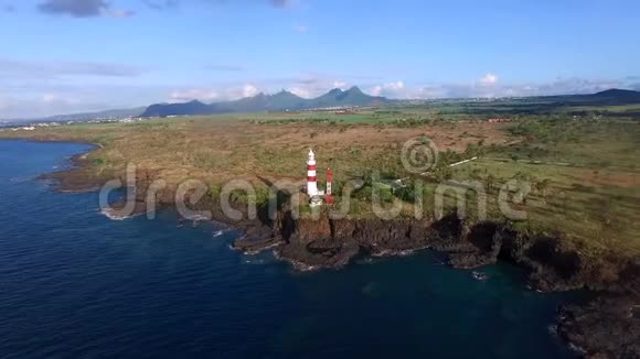 毛里求斯岛和岩石海岸线的背景灯塔阿比昂一博士视频的预览图